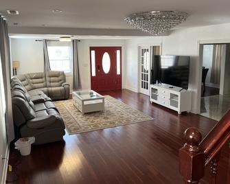 Less then a mile to the Tropicana and 5 minutes walk to the Boardwalk - Atlantic City - Living room