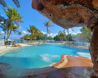 椰灣度假遊艇酒店 - 伊斯拉摩拉達 - 伊斯拉莫拉達 - 游泳池