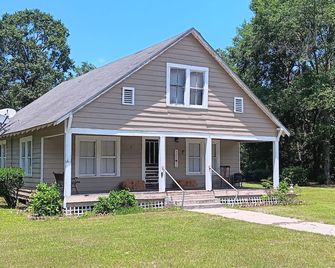Charming 2-bedroom farmhouse in Blackshear with AC - Blackshear - Rakennus