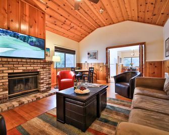 Happy Days! Downtown Guerneville! Bbq! Game Room!! Fast Wifi!! Dog Friendly! - Guerneville - Living room