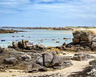 Renovated typical Breton house, 900 m from the beach . - Sibiril - Beach