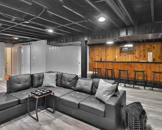 Hike to the beach or stay in all day! - Gary - Living room