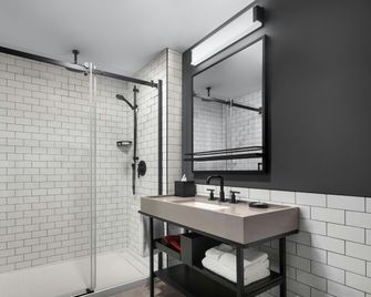 Moxy Ottawa Downtown - Ottawa - Bathroom