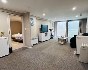 Large 1BR Suite and Private Lounge - Tauranga