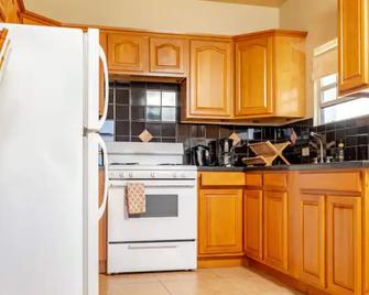 Clean & comfy spacious-1 Bdrm condo w/free fast WIFI & 5 mins to beach - Island Harbour - Kitchen