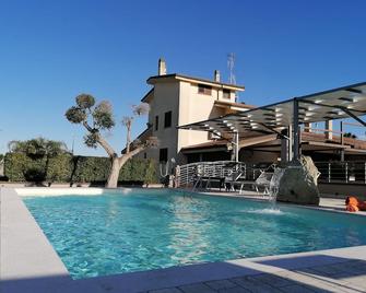 Bed & Breakfast Giardini Di Marzo - Lecce - Piscina