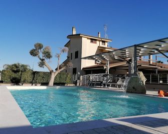 Bed & Breakfast Giardini Di Marzo - לצ'ה - בריכה