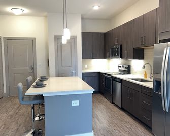 Luxury Creator's Loft | Onsite Pool! - Chamblee - Kitchen