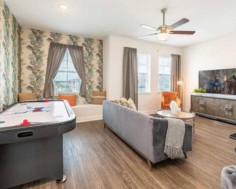 Chic Home with Gaming Loft at Encore - Bay Lake - Pokój dzienny