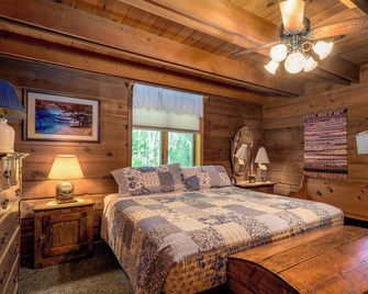 Rustic, cozy log home vacation retreat near Sister Bay. - Ellison Bay - Habitación