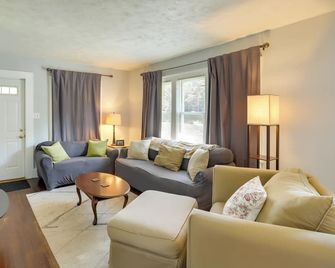 Lovely Home in South Bend Walk to Notre - South Bend - Living room