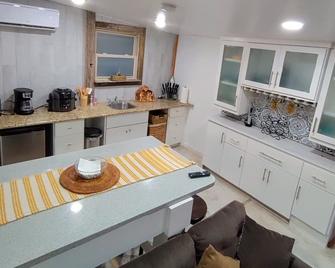 private and cozy little Casita - Leon Valley - Kitchen