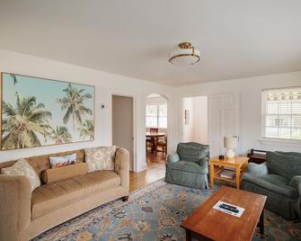 Spacious Home in downtown White Sulphur Springs - White Sulphur Springs - Sala de estar