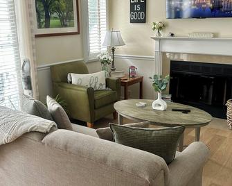 Peaceful Oasis Steps from Mohegan Sun - Norwich - Living room
