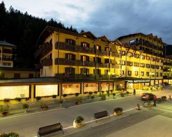 Savoia Palace Hotel - מדונה די קמפייו - בניין