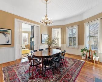 Charming 3-bedroom historic 1888 cottage located in downtown Abbeville - Abbeville - Comedor