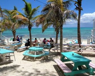 Oceanside 3 Bedroom Luxury Villa with Private Pool, 500ft from Long Bay Beach -V2 - The Bight Settlements - Playa