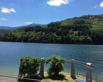 Apartment In Village Of Character, Calm, South Ardèche, River, Hike, Bike - Saint-Alban-Auriolles - Vista del exterior