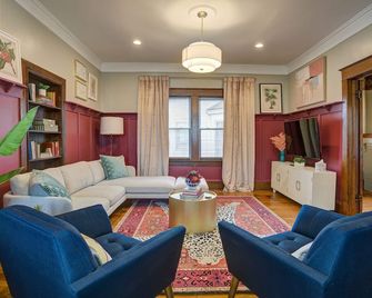 Ultimate Getaway in Heart of JC | Family Friendly | Close to Univ, Med, Downtown - Johnson City - Living room