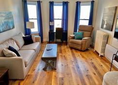 Beautiful 3 bedroom Apartment in Historic Olde Charlottetown - Charlottetown - Living room