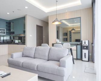 Elegant And Spacious 3Br At Ciputra International Apartment - Jakarta - Salon