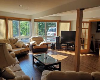 Near Sandy Beach, Comfy Cottage - Multi leveled Deck with Woodland Backdrop - Penetanguishene - Living room