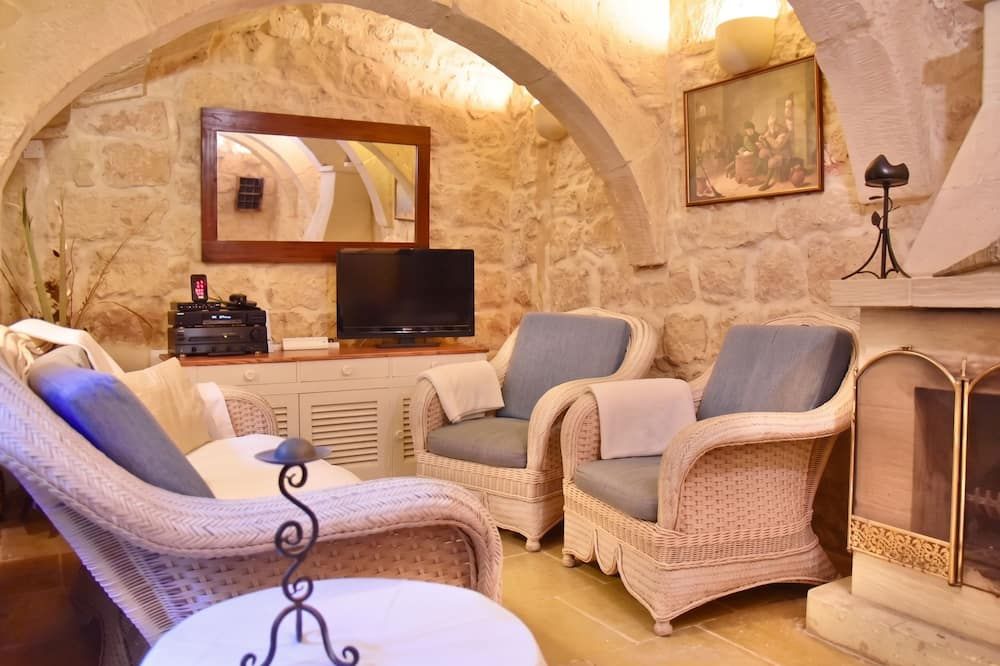 House with garden, terrace & barbeque | Near Rotunda of Xewkija - שווקייה - סלון