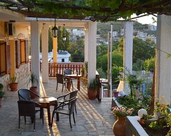 Sofia Kalyves - Galatás - Patio
