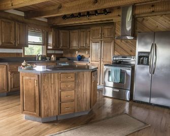 Luxury cabin next to charming goat farm sanctuary! - Bloomington - Kitchen
