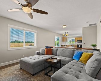 Modern 3 Bedroom Farmhouse of Dundee - Amazing Views, Fire Pit and Comfort - Dundee - Living room