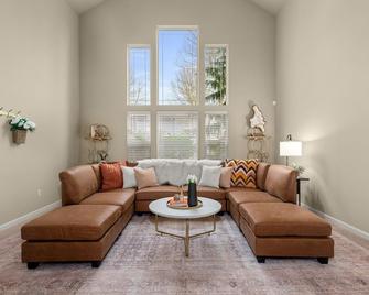 Spacious + Stylish Tumwater Townhome + Walking distance to food + parks - Tumwater - Living room