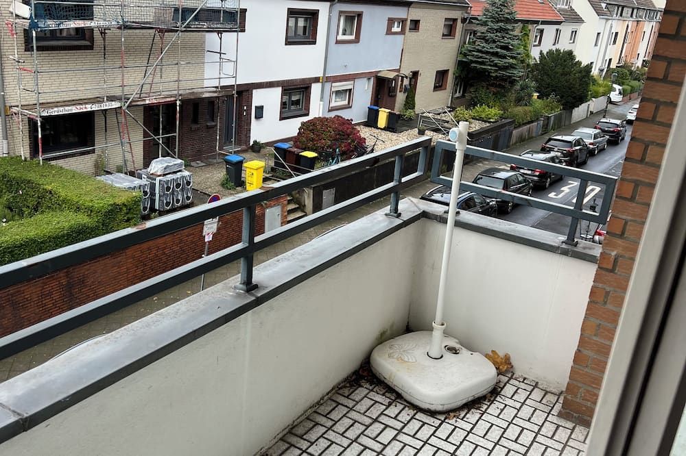 Beautiful Fully Furnished 2-Room Apartment in Prime Gerresheim Location - דיסלדורף - מרפסת