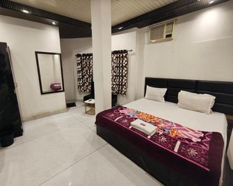 Om Lodge Near Howrah Station Family Friendly - Howrah - Bedroom