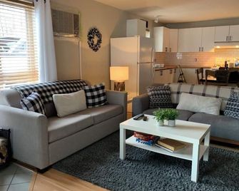 Le Refuge du Sous-Bois - Steps from Mont-Blanc w/ Hot Tub and Firepit - Saint-Faustin-Lac-Carré - Salon