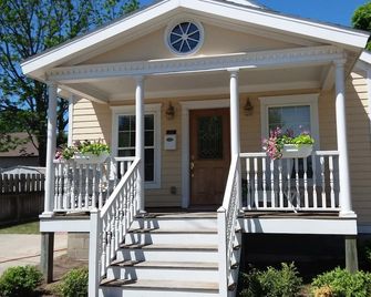 Location, Location, Location! Close to Beach, Marina, & Downtown! - Ludington - Edificio