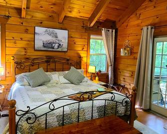 Bird Song Cabin-Great Privacy for that romantic getaway - Helen - Bedroom