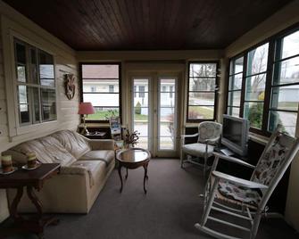 Relaxing Cottage by the Beach! - Fort Erie - Living room