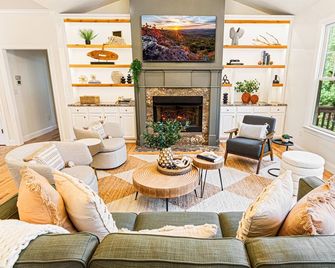 Resort-style home w/ heated pool, hot tub, arcade - Fletcher - Wohnzimmer