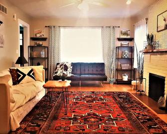 Close To Notre Dame, St. Mary's, And Holy Cross Colleges! - South Bend - Living room
