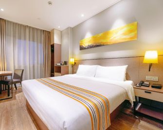 Home Inn Plus Ningbo Laowaitan Tianyi Square - Ningbo - Bedroom