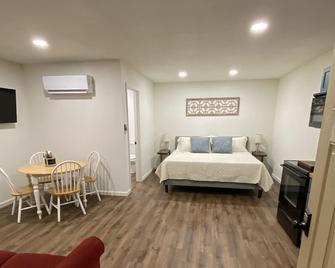 A step off Sunderland, Cozy quiet 2 bed suite. - Chase - Bedroom