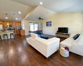 Lake Escape Family Vacation Home W/ Pool - Valrico - Sala de estar