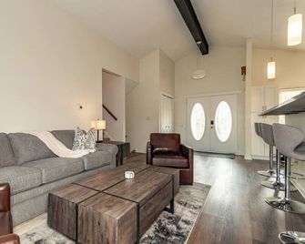 Central Mentor | 5 Beds | Fenced Yard - Mentor - Living room