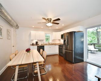 South Side House w/ Parking, Outdoor Space & Fire Pit! - Pittsburgh - Comedor