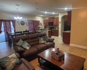 Spacious 4-bedroom house in charming Hobbs with AC, WiFi - Hobbs - Living room