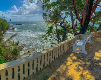Private & Windy with a Backyard Beach - Sangre Grande - Balcon