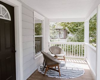Charming Kalamazoo Bungalow-5 min from downtown - Kalamazoo - Balcony