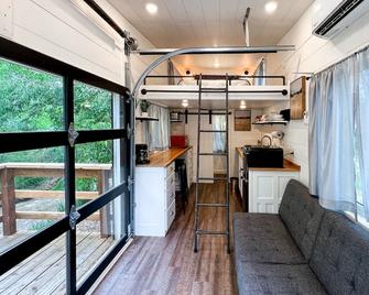 Cedar Creek Lodging & Rv Park - Montrose - Living room