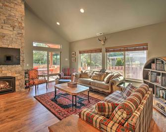 Rustic Cabin Near Mt Rainier Fire Pit And Bbq! - Packwood - Living room