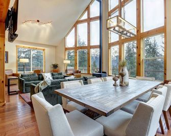 Spacious Modern Mountain Luxury Living with Hot Tub and Garage - Girdwood - Jadalnia